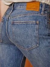 Load image into Gallery viewer, Denim Forum The Ex Boyfriend Jeans, size 27
